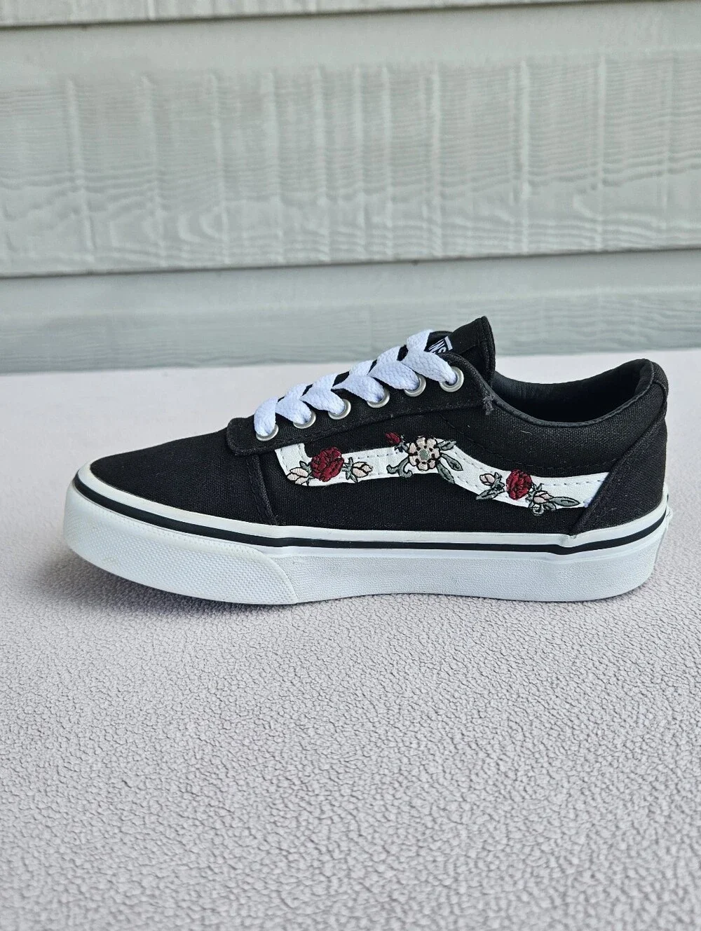 Vans Ward Child SZ 12 Missy Black Rose Floral Canvas Skate Shoe Sneakers 500714